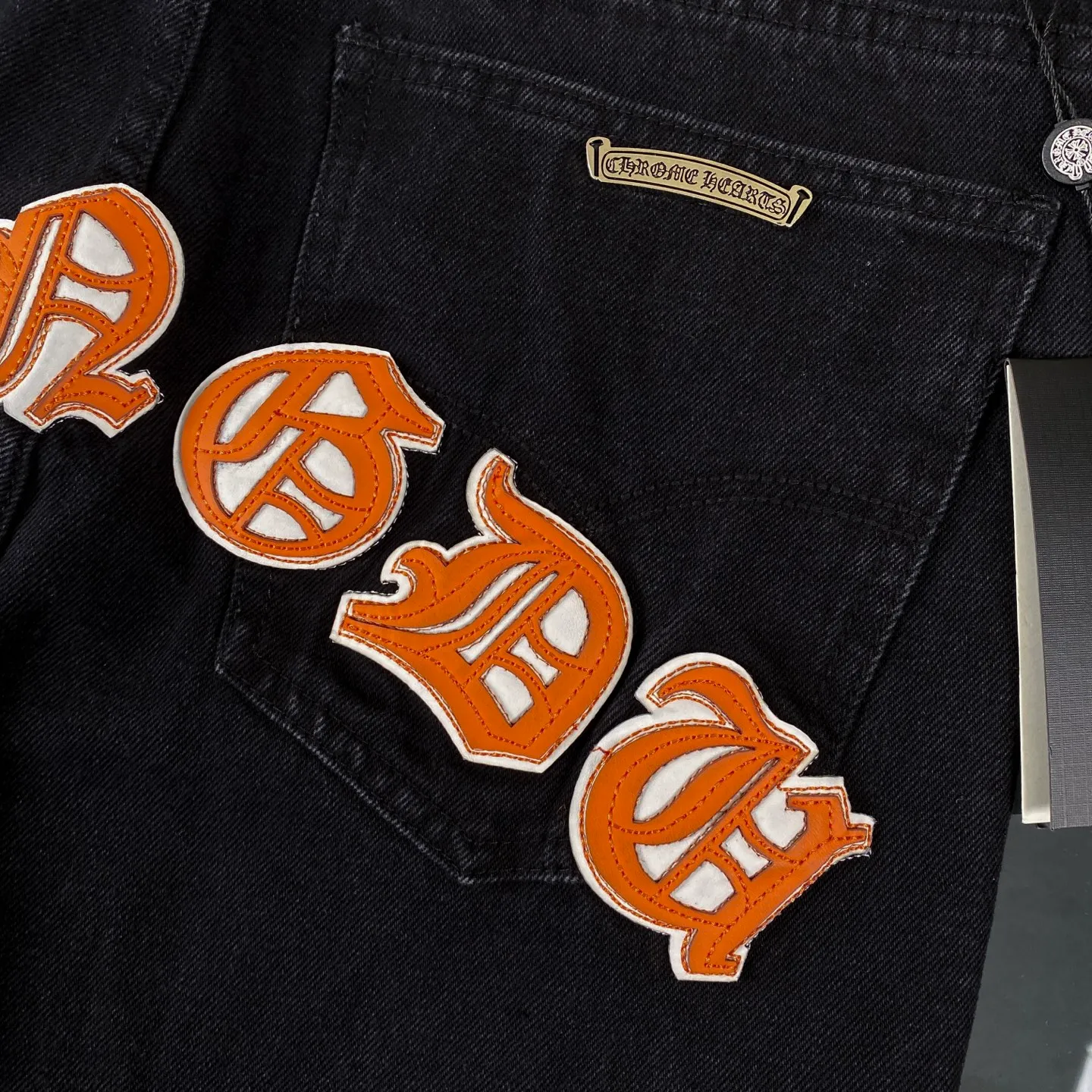 🅿️280 Chrome Heart Classic black with orange laser cross patchwork leather jeans. The pants are made of top-notch heavy-duty washing technology, and every detail shows ingenuity. The calfskin is laser-cut to make a delicate cross, which is both a tactile and visual enjoyment. Paired with aged silver hardware, it is retro, high-end and full of texture. The straight-cut upper body turns into "chopstick legs" in an instant, easily modifying the shape of the legs. It can be controlled by any body shape and has a full sense of luxury.  This is a carefully crafted high-end version, the quality far exceeds that of street currency, and the details can stand the scrutiny of a magnifying glass. Although the price is close to the people, the quality is completely in line with the big brands, and it is easy to follow the trend.  Classic black, low-key and versatile. Pair it with simple T-shirts and personalized shirts to easily create a fashionable look. Whether you are going out daily or attending events, you can be the center of attention.  Color: black Size: S M L XL 28 30 32 34
